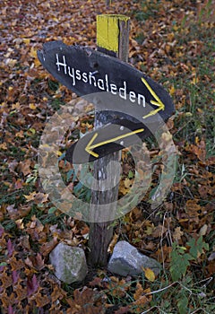 A sign showing a footpath.