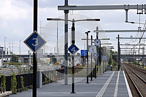 Sign to indicate where to stop with how many trains on the platform at station Lansingerland Zoetermeer