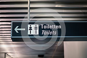 Toilette  toilette flughafen (Deutsch a englisch) 