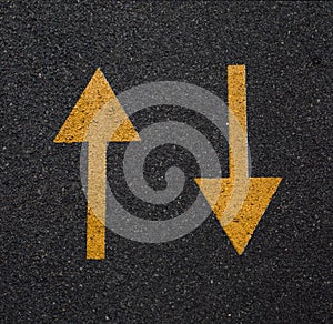 sign two arrows opposite direction reverse movement