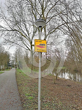 A sign warning in Dutch there is a speed bump further up the road