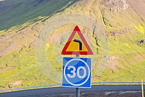 Sign warning of a tight corner and recommended speed