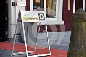 A sign with the word stembureau