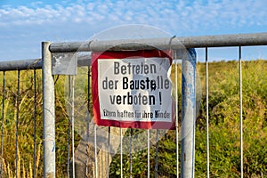 Signage of a construction site at a fence: Enter the construction site prohibited! Parents are responsible for their children