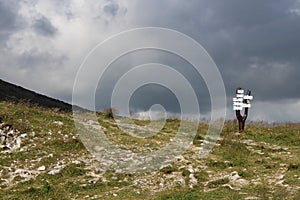 Rozcestník na horské stezce v Nízkých Tatrách
