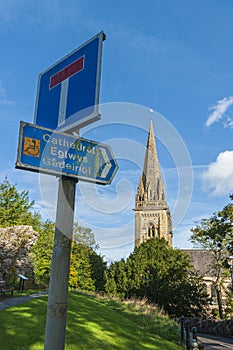 Signpost to the cathedral in English and Welsh