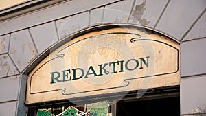 Signposts the direct way to Editorial Office