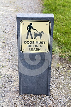 Dog leash sign in the park