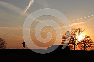 Silhouette z běžec běh na západ slunce 