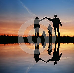 Famiglia casa sul tramonto 