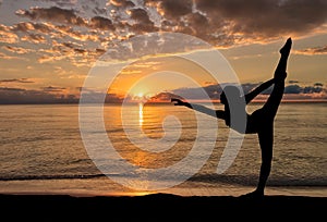 Silueta de feliz su manana bailar ejercicio sobre el Playa amanecer 