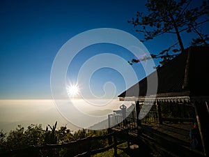 Silueta hombre obstruido su manos a miró sobre el amanecer sobre el pabellón 