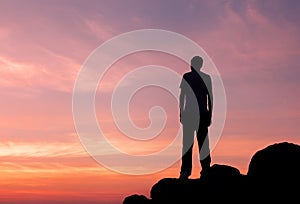 Da uomo sul tramonto sul montagna 