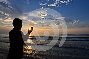 Silueta de orar más cercano Playa 