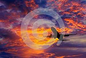 Passeggeri un aereo volare lontano sul il cielo alto altezza sopra il livello del mare durante tramonto 