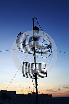 Silhouette satellite communication antenna