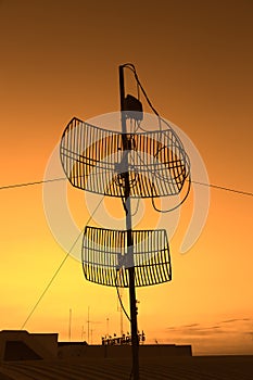 Silhouette satellite communication antenna