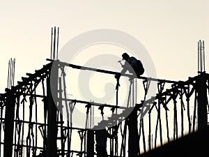 Silueta de dos construcción trabajadores 