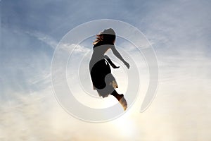 Silueta mujer ascendiendo cielo 