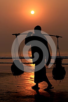 Da lavoratore sul Spiaggia durante tramonto 