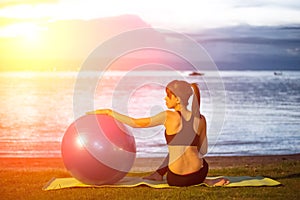 Silhouette yoga ball yung woman in the beach sunset