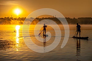 Da sul tavole sul Acqua da il cielo mattina nebbia 