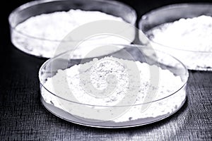 Silicon dioxide, also known as silica, is silicon oxide. Anti-caking agent, antifoam, viscosity controller, desiccant, beverage