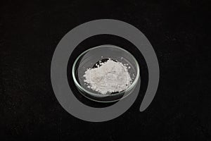 Silicon dioxide powder or Silica in Petri dish
