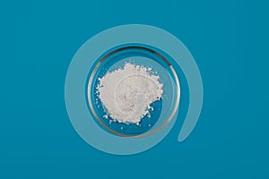 Silicon dioxide powder or Silicon (IV) oxide in Petri dish