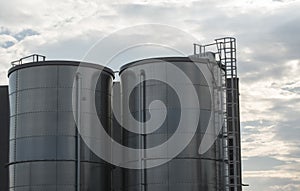 Silo towers for storing bulk materials