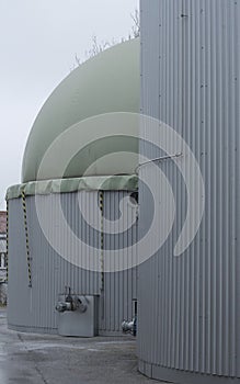 Silo towers for storing bulk materials