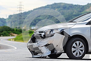 Argento auto Ottenere danneggiato secondo la caduta incidente sul strade. auto aggiustare 