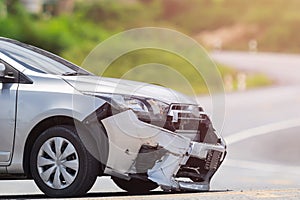 Plata auto conseguir danado de acuerdo a la caída accidente sobre el carreteras. auto arreglar 