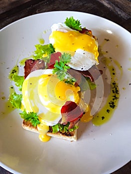Simpel breakfast egg benedict