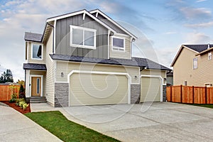 Simple Northwest town house with nice garage.