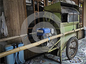 a simple rice threshing machine