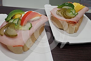 Simple snack bread with ham and vegetables