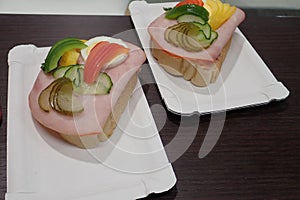 Simple snack bread with ham and vegetables