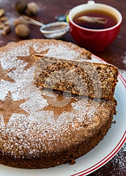 Simple and tasty cake with nuts