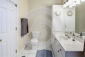 Simple white bathroom photo