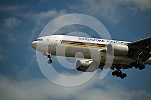Singapore Airline 777-200ER on Final
