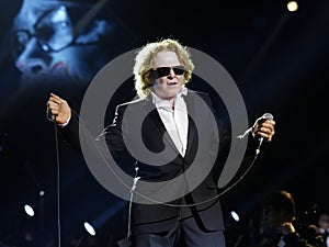 Singer - Hucknall