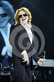 Singer - Hucknall