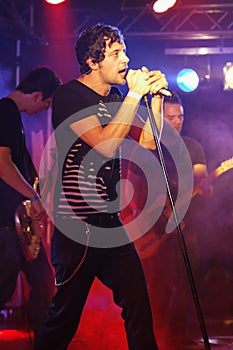 Singer - TUNE CIRCUS