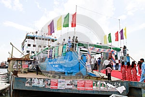 Cantando ceremonia sobre el puente 