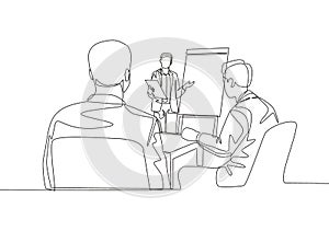 Single continuous line drawing of young happy business coach presenting lesson to class members. Business meeting and presentation