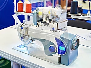 Single needle lockstitch sewing machine