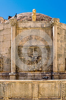 Single panel of Onofrioâ€™s Fountain with dog statue on top