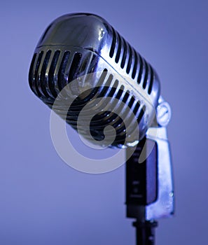 Single retro microphone