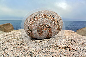 Single round stone